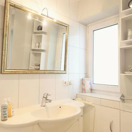 Moderne 2 Zimmerwohnung Mit Grosszuegigem Suedbalkon In Der Ersten Etage